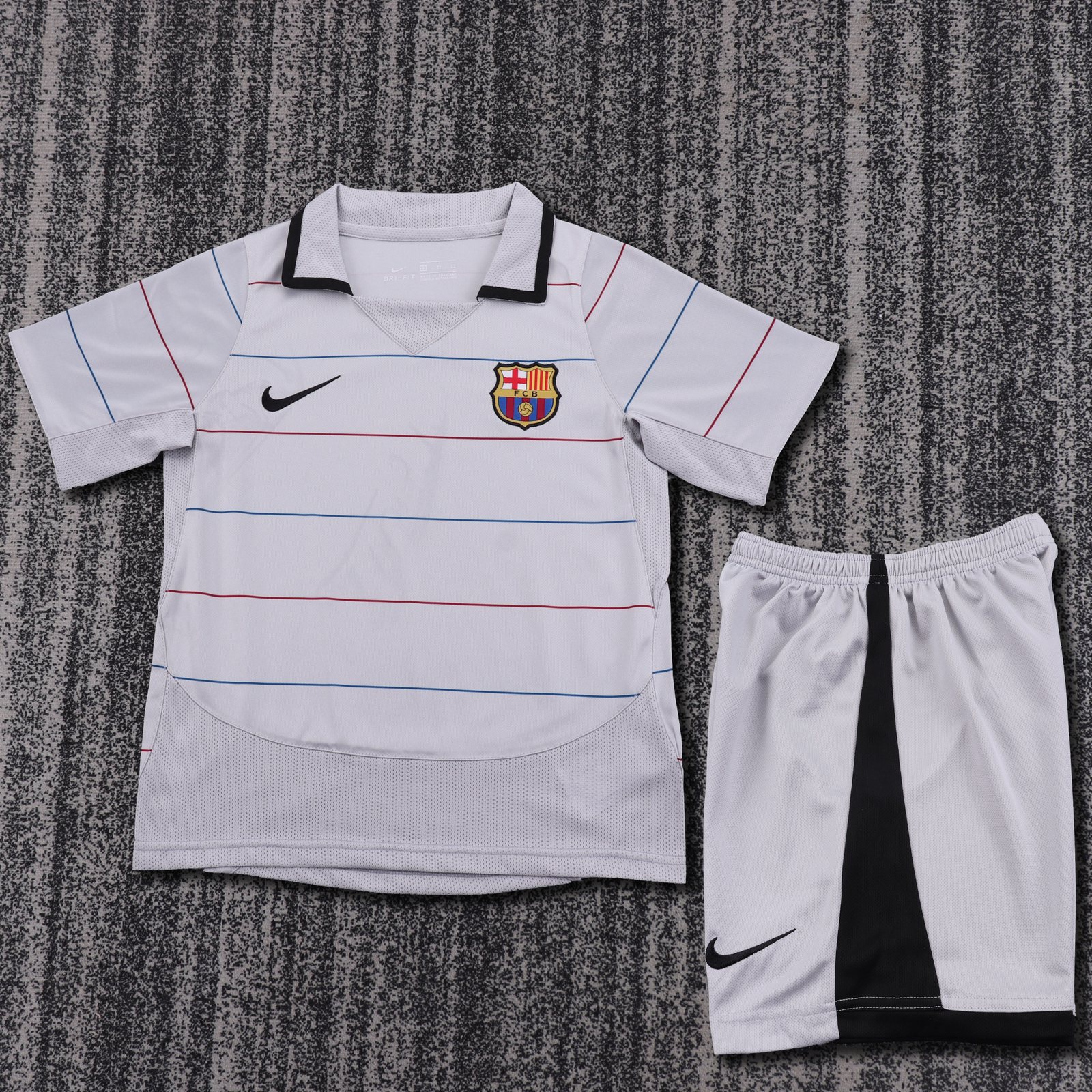 2003-04 Barcelona Away Retro Jersey - Kids 1