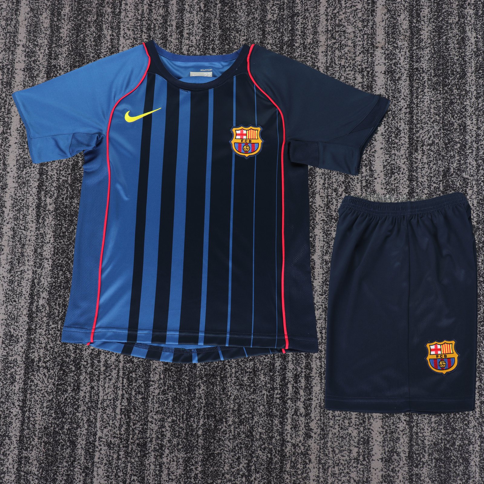 2004-05 Barcelona Away Retro Jersey - Kids 1