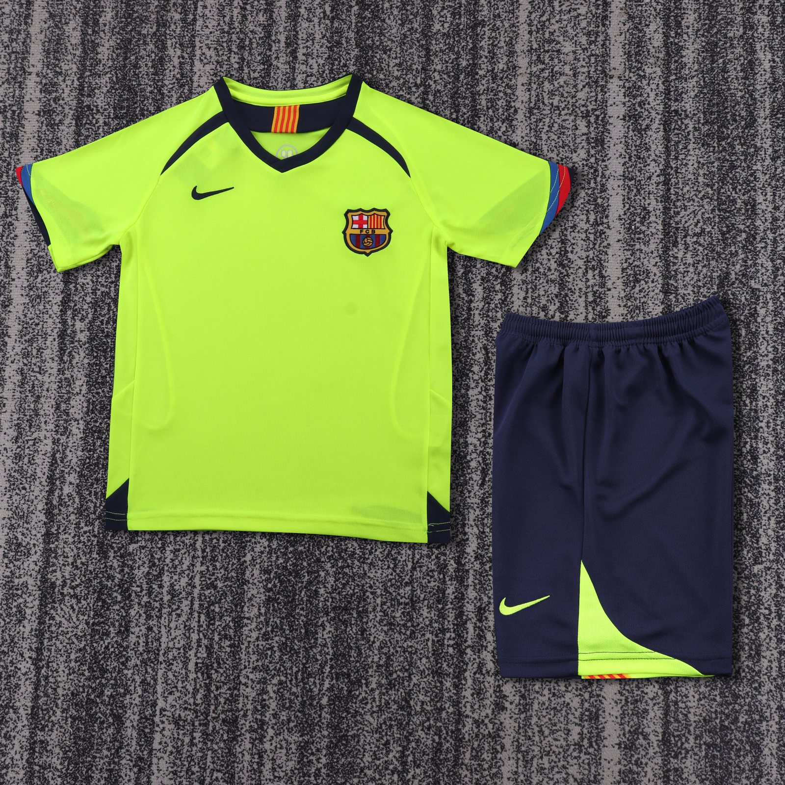 2005-06 Barcelona Away Retro Jersey - Kids 1