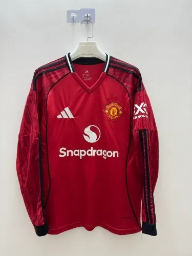2025-26 Manchester United home long-sleeved jersey. 1