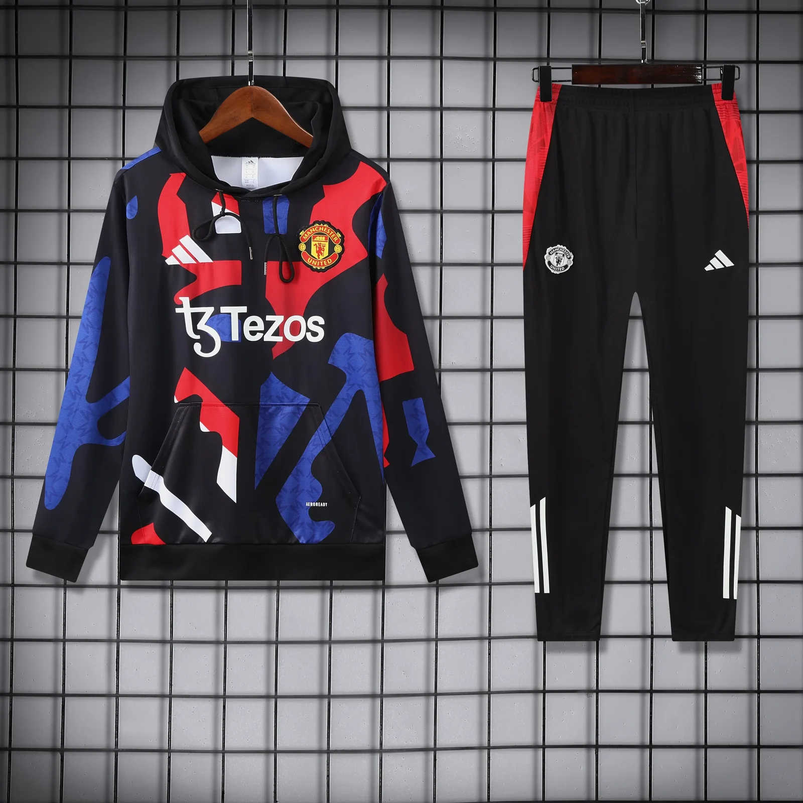 2025-26 Manchester United training hooded jersey 1