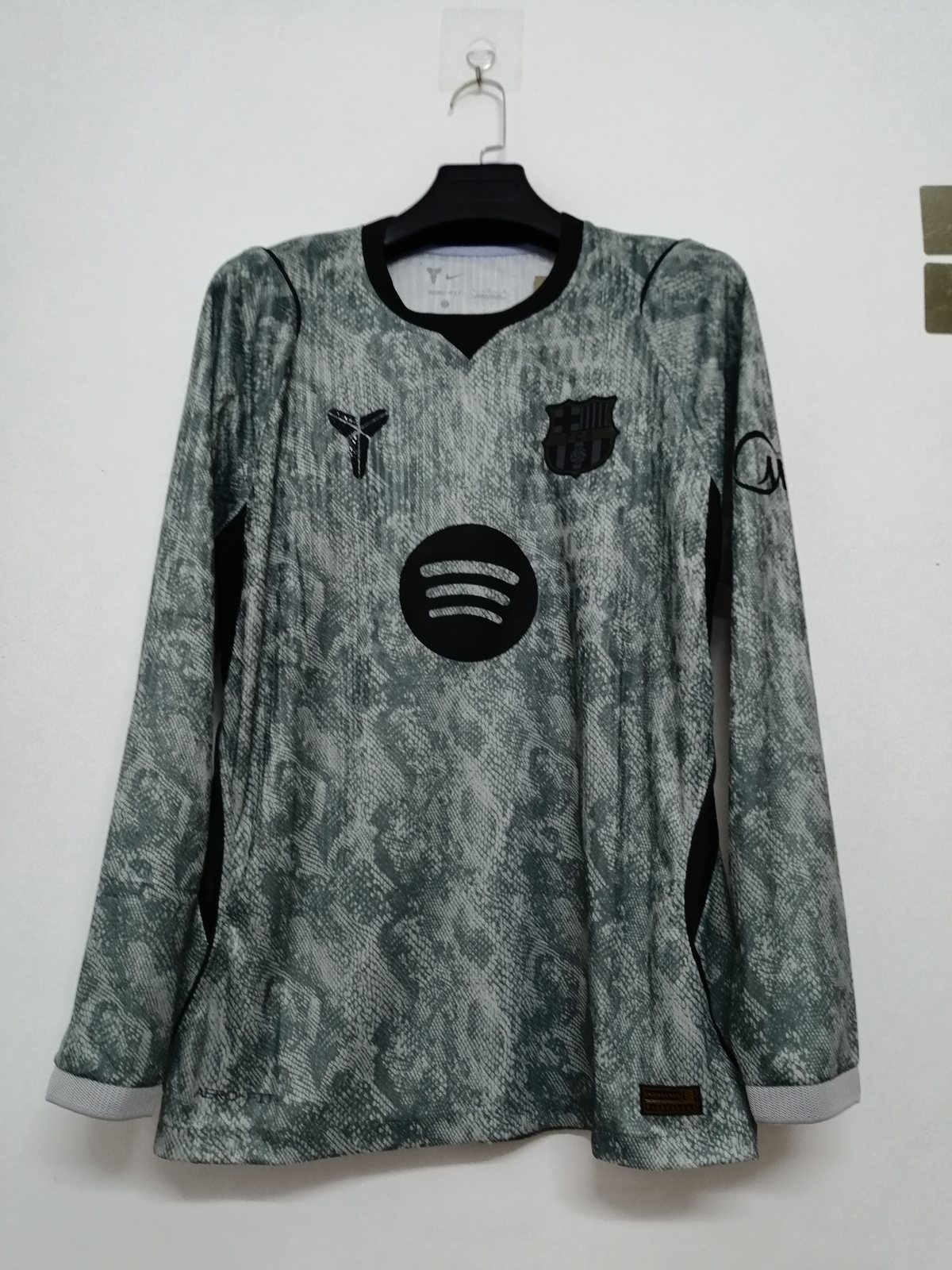 2026-27 Barcelona Goalkeeper Long-Sleeve Jersey - Fan Edition 1