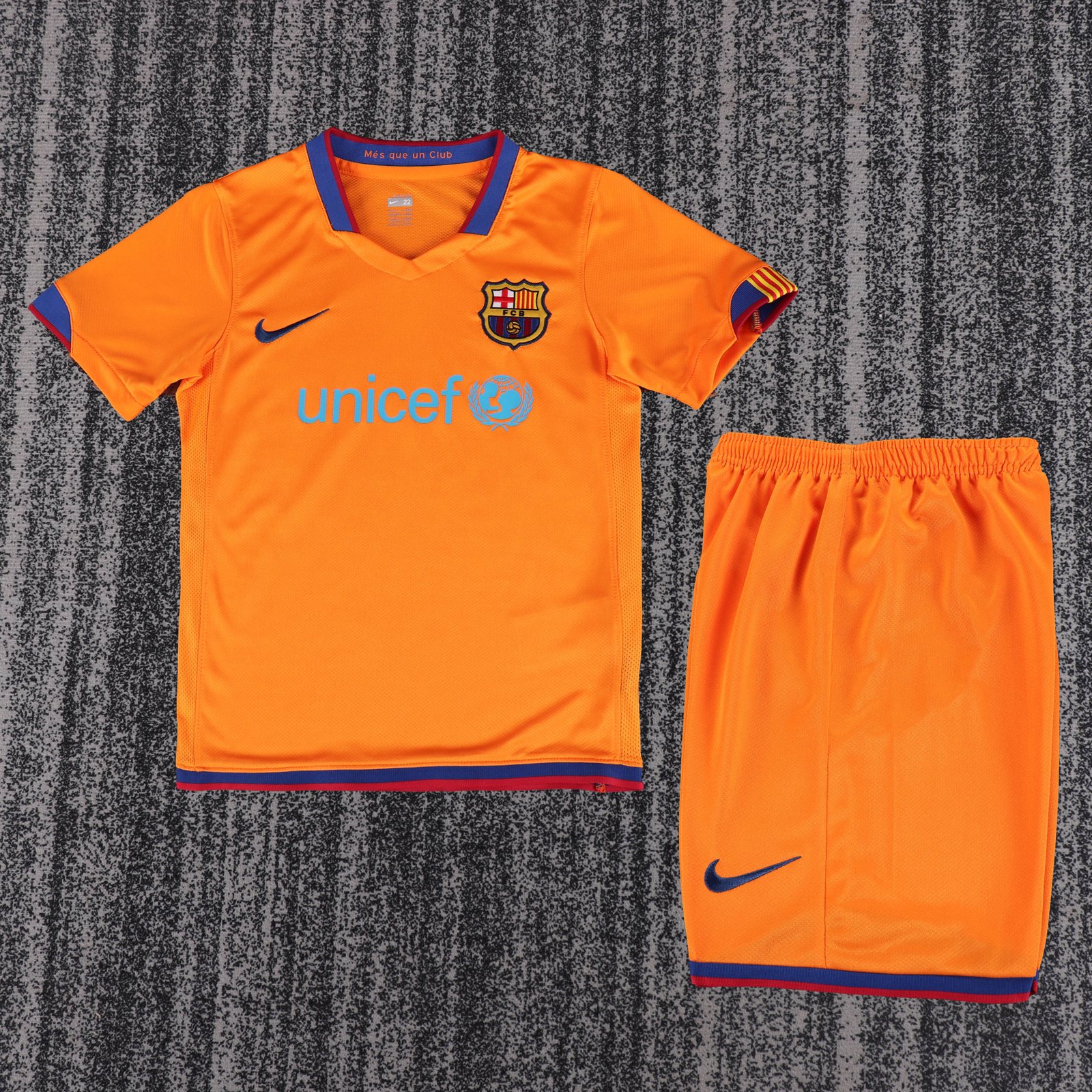 2006-07 Barcelona Away Retro Jersey - Kids 1
